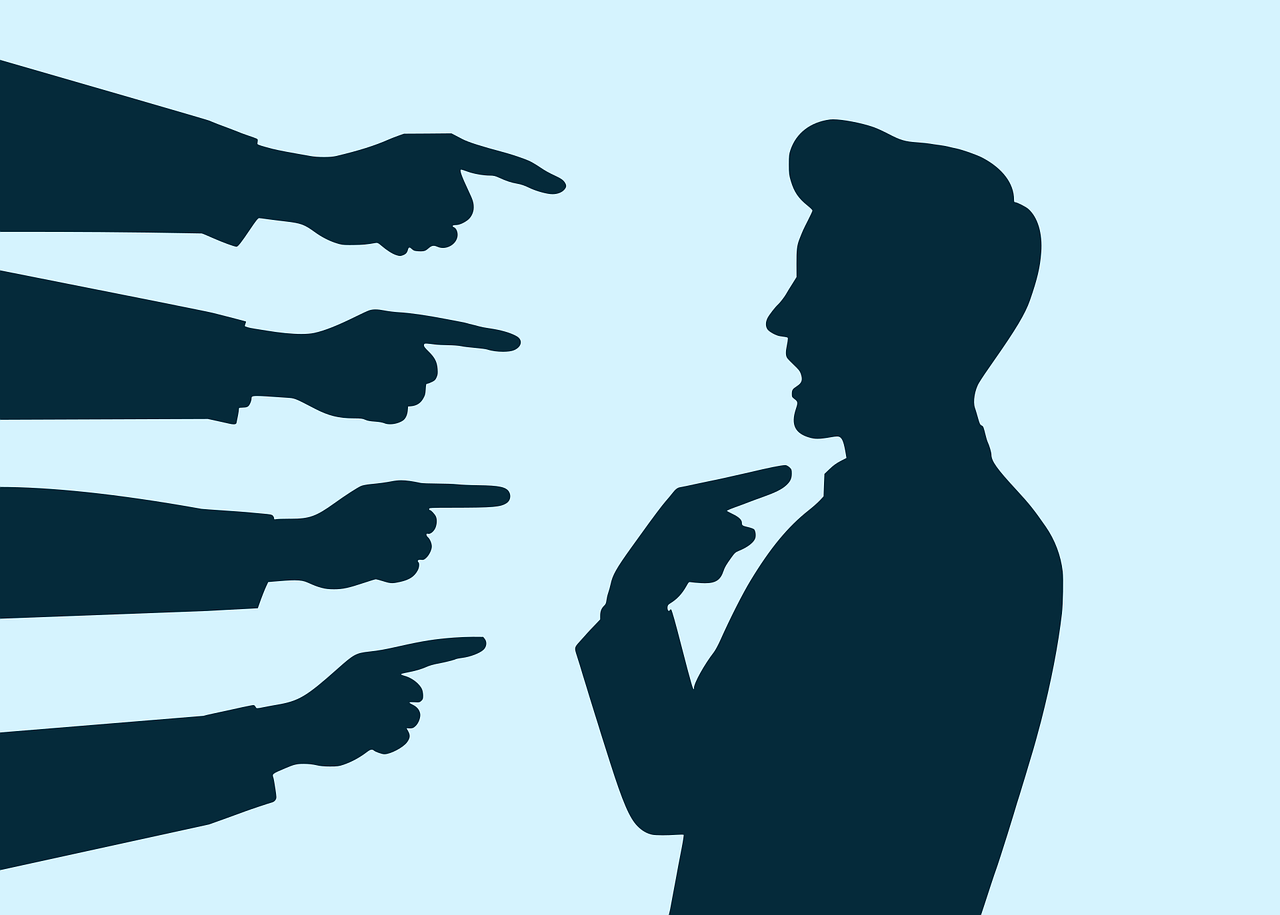 judgment-9533319_1280 judging